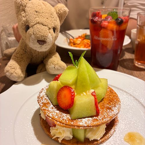 今日はママとパパとアフヌン🫖に来たよ！メロンといちごがとっても美味しかったの！🍈🍓
季節のフルーツだいすき🦁