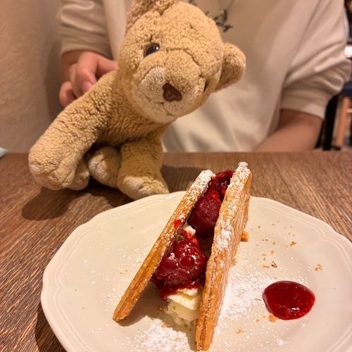 パパはお腹すいて、パスタの後にデザート食べてた！みるふぃーゆ生地がとってもおいしい！有楽町店げんていなんだって🍰🍴