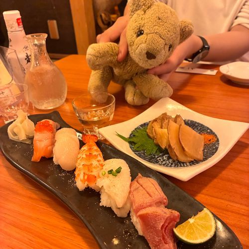 夜ご飯にお寿司食べにきたよ！パパもママもお寿司大好きなんだって🍣
ちょこちはらいおんだから、お肉のほうが好きだなぁ〜🦁🍖