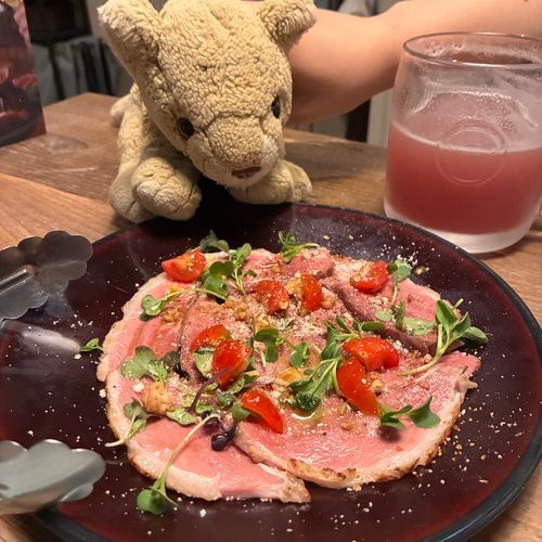 夜ご飯はママが通ってる鴨専門店だよ！ママはここの鴨が美味しくて大好きなんだって🦆🥩
これは鴨のカルパッチョだよ！🍅
