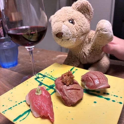 見て見てぇ！鴨寿司だって🍣🦆
ロースとかハツとか生ハムとか…色んな種類の鴨から選べたよ！ママはワインと一緒に食べるのが好きみたい🍷