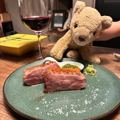 最後はメインの鴨肉ローストだよ！🥩とっても大きくて油ものっててすごくおいしい！
ちょこちは赤身のお肉が大好物だから、このお店が大好きになっちゃった🦁🍖