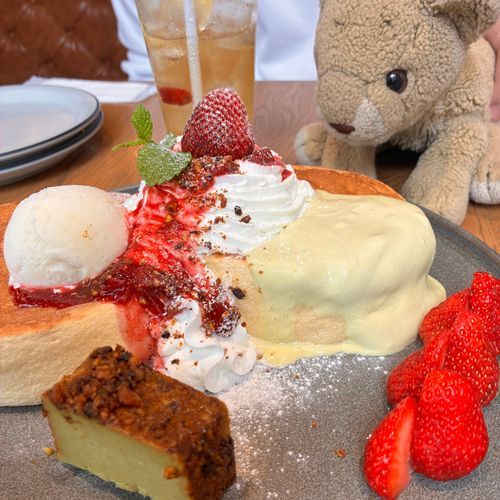 こっちはイチゴとピスタチオのぷるふわパンケーキだよ🥞ふわっふわでもったりしててすごく美味しい🦁！
限定なのもったいないよぉ〜