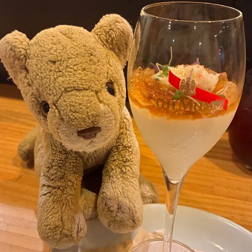 今日はママいきつけのイタリアンめコース料理食べてきたよ！これは蟹🦀とコンソメジュレのムースカクテル🍸だよ。とってもおいしいの