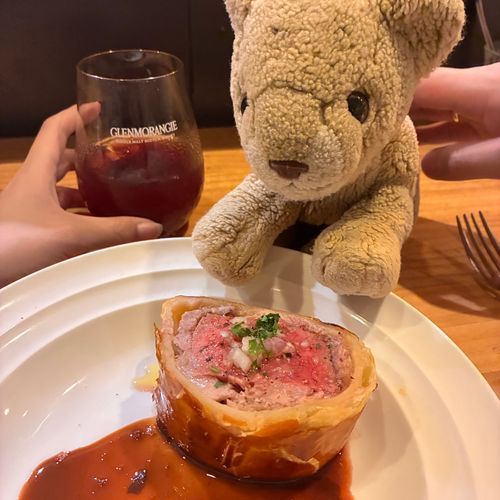 お肉お肉お肉〜！！！🍖
コースメインディッシュのお肉が来たよ！ちょこちはお肉がとっても大好きなの🦁パイ包みで美味しい〜