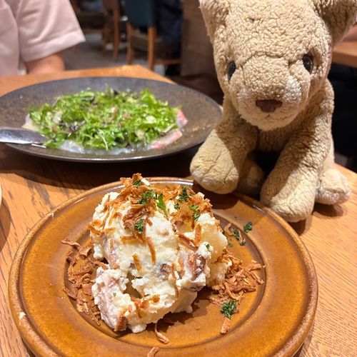 みんな久しぶりー ちょこちだよ🦁
ママもパパも忙しくて久しぶりのご飯！行きつけのガレットのお店にきたよ🍳
ポテトサラダ🥔とカルパチョ🐟もおいしそー
