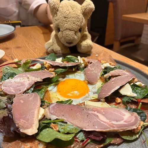 メインディッシュのガレット！🍳
カモのくんせい🦆とブルーチーズ🧀とルバーブっていう甘酸っぱい野菜のジャムが入ってるよ〜
まだまだたくさんたべたーい🦁
