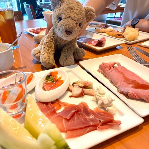 今日はママとパパと日本橋のメロンビュッフェ🍈にきたよ！メロン食べ放題なの〜  ちょこちはお肉たくさん食べるよ🦁🍖