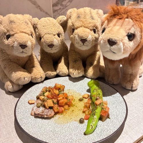 お次はお魚のメイン🐟皮がパリっと焼かれているタチウオ(ポワレみたいな感じ)と万願寺唐辛子のソテーだよ🌶
タチウオがふわふわパリパリでとっても美味しかったの！万願寺唐辛子って唐辛子だけど辛くないんだね〜(ママが甘い唐辛子の品種なんだよっておしえてくれたよ🦁)
