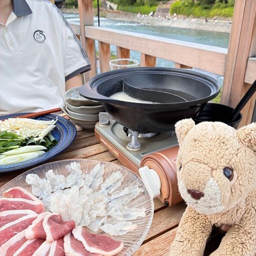 じゃじゃーん！夏の川床席で夕日を見ながらカモハモ🦆🐟コースだよ！
カモさんのお肉、ジューシーでとっても美味しい！🦁🍖ハモっていうお魚も歯ごたえがあってとってもおいしいの！最後に沢山京都を感じたよ🌅📸