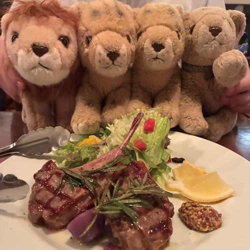 メインディッシュはラムのお肉🐑だよ！骨が付いてるけど、やわらかくてジューシーで、ちょこちの大好きなお肉だったの🍖✨️
みんなもおなかいっぱい食べたよ