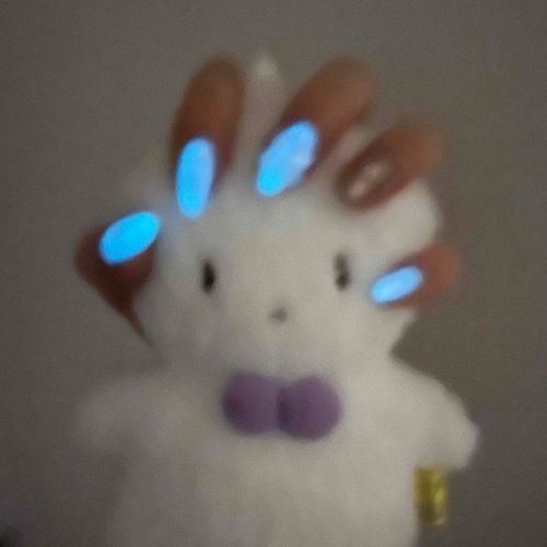 にんげんの爪が、光ってる...