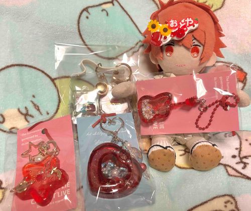 お友達にプレゼントいっぱいもらった〜！俺のピンも！うれしー！