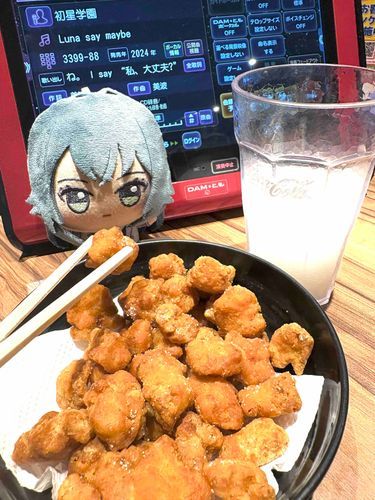 🌙もぐもぐ。もぐもぐ。美味しい〜〜〜♡♡
🅿️月村さん。食べるのもいいですが、そろそろ歌っていただけると……
🌙は？私今美味しく軟骨唐揚げ食べてるんだけど？？