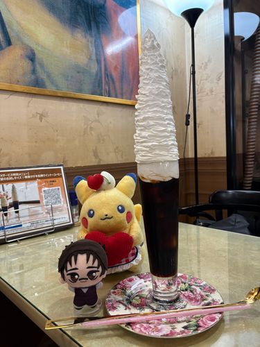 デカッ
