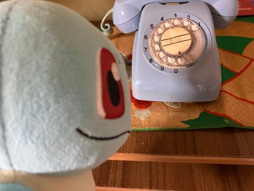 オイラに似た色の懐かしい電話があったよ