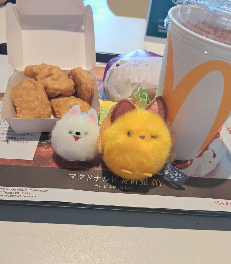 🦊「こんにちはなの🌸 今日は燐のお友達連れてきたのよ ぽぽさんっていうの 漢字はこう書いて…別名:綿丸というの 種族は極小綿毛獣で…風と遊び、ぬくもりに集まる手のひらサイズの精霊的生物なのよね✨“ポメ”の概念をぎゅっと圧縮したような存在でふわりと風に乗って移動し安心すると丸くなって休むのよ。嬉しいときはほのかに発光するのよ。主な生息地はネオン(生みの親)の手のひら…ポケットやフード…袖口…やわらかく包まれる場所はすべて“巣”となるのよ✨パンの耳みたら理性が飛ぶのよ(੭ ᐕ)🌸」