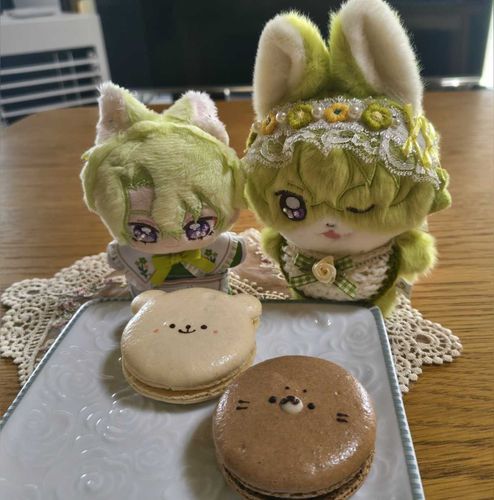 くまちゃんとアザラシのマカロンだね❤︎
いちご味とチョコレート味だねっ！🍓🍫💓
きつねぼくと衣装交換中だねっ🦊👘