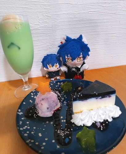 誕生日にカフェに行きました🎶
ブルーベリーチーズケーキ🫐🍰
青のゼリーの上に金箔やアラザンがのって星空みたいで綺麗っすねぇ〜︎🌟.*˚