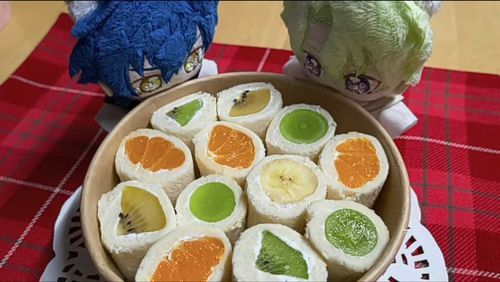 フルーツロールを作ってもらったね✨🥪
宝石箱みたいだね!!

…いちごはないんすねぇ〜😞💭🍓