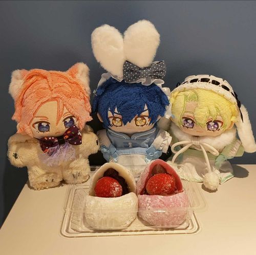 メイドだからご主人様たちをおもてなしするねっ！
みんなでもえもえきゅんだね🫶🏻︎‪💕︎︎

いちごミルク大福買ったら1個おまけして貰えました🍓✨
友達のサクラくんも一緒っすよぉ〜🎶
