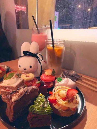 このあいだ いちごの ケーキ いっぱい たべたよー
