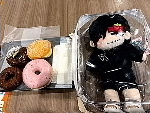 きょうのおやつ🍩
最近ミスドにハマってる！チョコ系ドーナツはなんでも好き│ε:)⁾⁾│ε:)⁾

🌸 ＜ ドーナツです。真ん中に穴があるからゼロカロリー。どこかの芸人さんが言ってました、だからいくら食べても平気です。
僕のオススメはダブルチョコドーナツ。子供の頃から大好きです、ふみゅ。