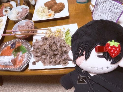 よるごはん
お肉とお魚どっちがいい？と聞かれてどっちも好きだよと答えたら、まさかの刺身と肉、どっちも買ってきたおばあちゃん
贅沢な夜でしたଘ(੭ˊ꒳​ˋ)੭✧

🌸 ＜ サーモンと牛肉を交互に食べる
山と海がお口の中で仲良しになりました