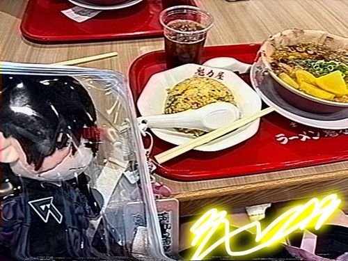 おひるのらーめん🍜
チャーシューマシマシ！おいしかった！

🌸 ＜ ご飯はチャーハン一択です、嘘です白米の日もあります。でもチャーハン好きです。ラーメンにはかかせません
