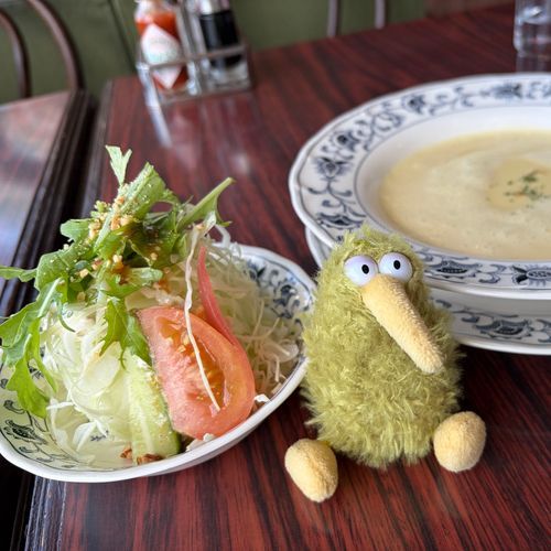 お昼ごはんういん💕
本当は30センチある海老フライが名物のお店だけど、最近海老の入荷がなくて出せないらしいういん。
でもハンバーグ、美味しかったういん♪