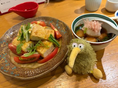 栃尾揚げとトマトのサラダ、里芋の揚げ出しういん