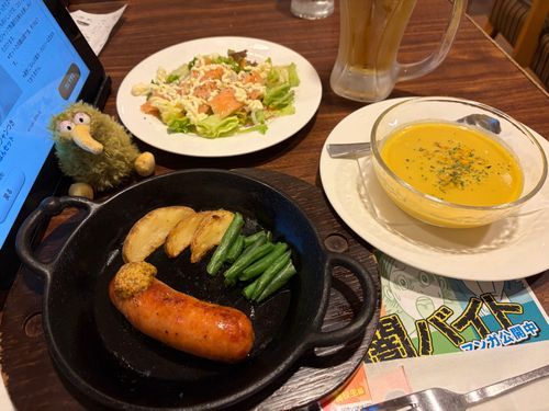 ファミレスです豪遊ういん〜♪
冷たいコーンスープが夏の味ういん😊
