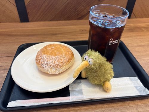そうだ！
昼に地元戻ってバス待ちでお茶したういん。
同居人のふくろうはエンゼルクリーム原理主義者らしいういん。
僕は美味しけりゃなんでも♪