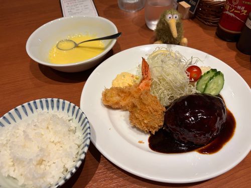 今日は美味しい洋食のランチを頂いたういん。
お肉ムチムチのハンバーグとぷりぷり海老フライ、美味かったういん♪