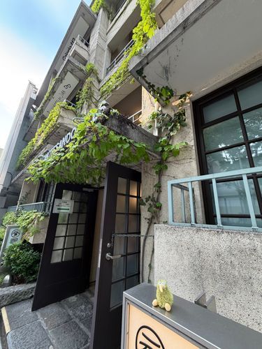 オシャレな街かどにてういん✌️
美術館と飲みとか、これは昨日の記録なのういん。
とても涼しくてお出掛け日和だったういん