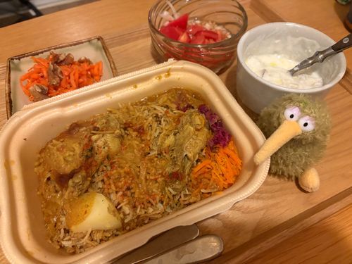 昨晩のご飯。
セブンイレブンのビリヤニ、やっと食べれた〜✨
温めて蓋開けた時の香りがすごいういん！
写真にないけどビールとソルテイパインサワーも飲んだういん。
夏は暑くてバテバテだけど美味しい物もいっぱいういん♪