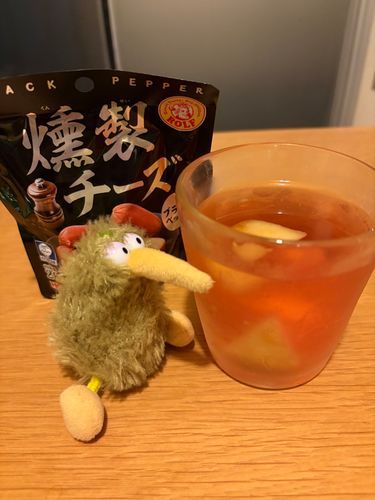 お家で何かカクテル的なの。
同居人のふくろうが買うカモミールティーにおまけでついてくるフルーツティーを持て余してて、水出しして白ワインと合わせて桃も入れた。
ふくろうは香りは甘くても味が甘くなければ大丈夫らしい🍹
なんで？