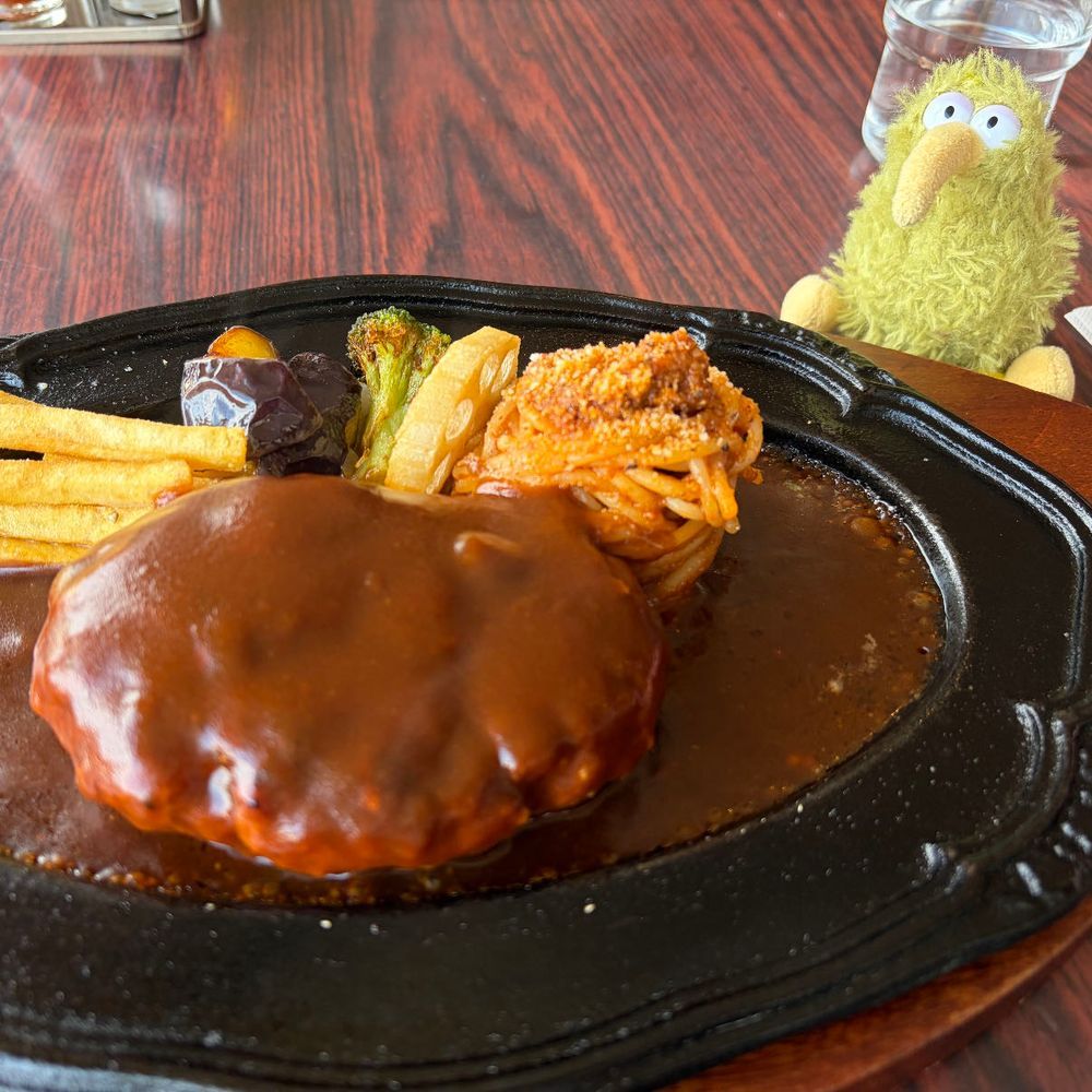 お昼ごはんういん💕
本当は30センチある海老フライが名物のお店だけど、最近海老の入荷がなくて出せないらしいういん。
でもハンバーグ、美味しかったういん♪