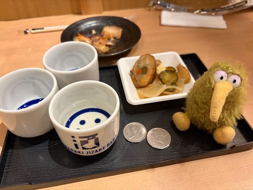 水戸駅で地酒バーに行ったういん。
お試しセットで好きなお酒のサーバーにコイン入れて注ぐのだ。
3杯で足りる？
まあこれから千葉に帰らなきゃだしね。
これで旅は終わりういん。
またいつか行きたいねぇ♪
