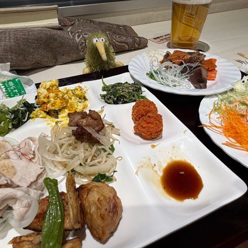 昨晩のご飯ういん。
色々とり過ぎでは？
デザートも食べたういん。
もちろん、ビールもね😏