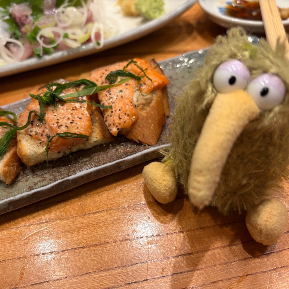 昨晩は同居人ふくろうの都内のお仕事について行ったので、夜は美味しい物食べたういん♪
お魚が立っていた〜！
鮭のカナッペも旨かったういん
お酒進むね😏
