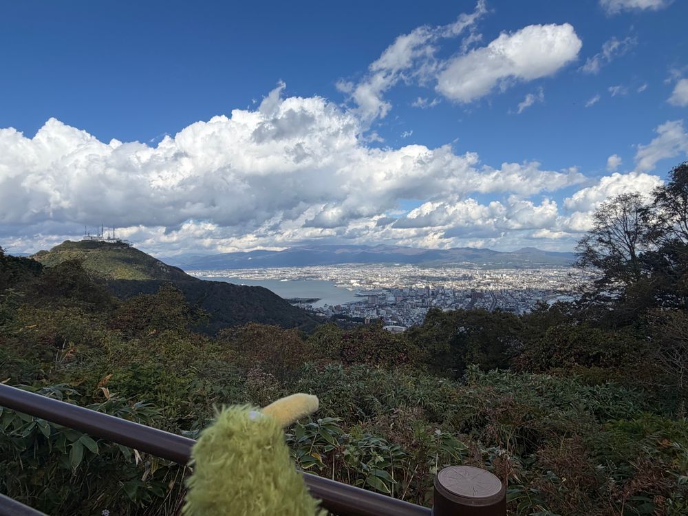今日は良い天気で空も綺麗ういん♪
遠くから見る海も綺麗〜ういん♪