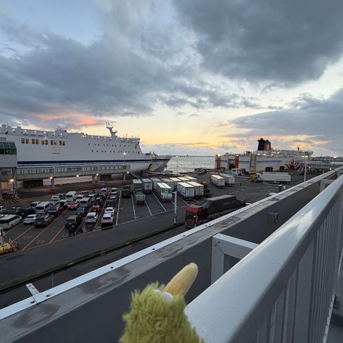 延々と電車で移動してとまこまいと言うところにきたういん。
ここから船に乗るういん🚢
本当に動く船は初めて〜。
どんなかな？どんなかな？