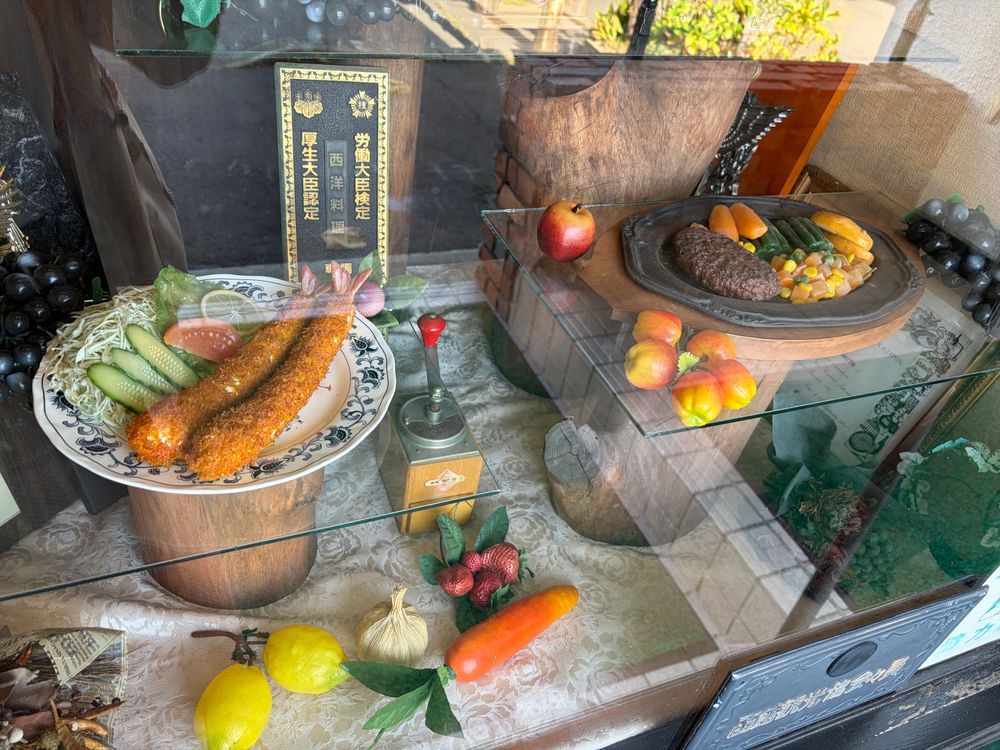 お昼ごはんういん💕
本当は30センチある海老フライが名物のお店だけど、最近海老の入荷がなくて出せないらしいういん。
でもハンバーグ、美味しかったういん♪