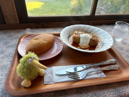 お昼はロシア料理。
ピロシキとロールキャベツを食べたういん♪
お友達もできたういん♪