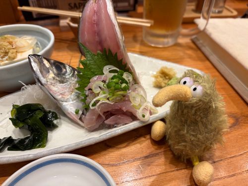 昨晩は同居人ふくろうの都内のお仕事について行ったので、夜は美味しい物食べたういん♪
お魚が立っていた〜！
鮭のカナッペも旨かったういん
お酒進むね😏