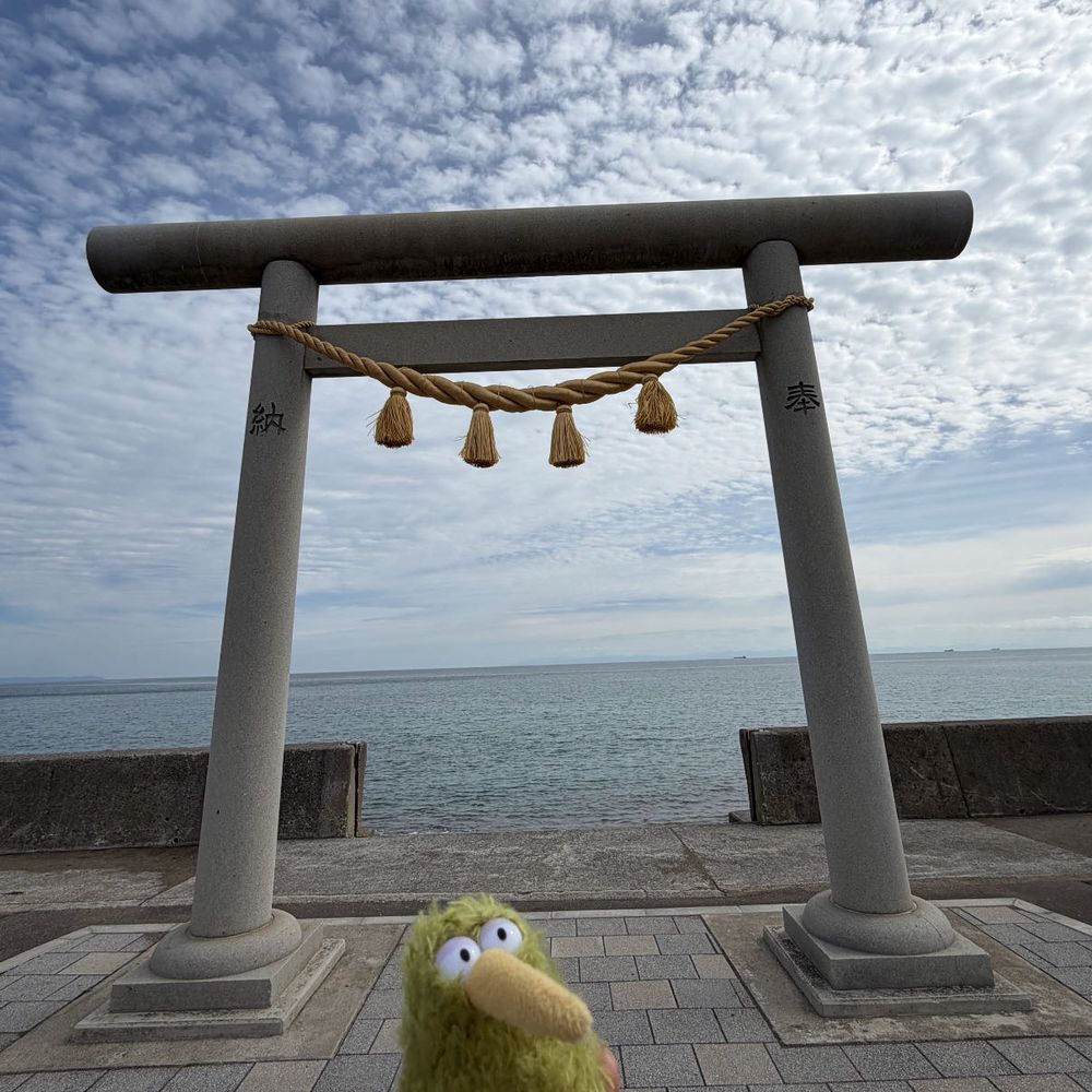 木古内駅に到着ういん♪
ここでは寒中みそぎ祭りがあるらしい。冷たそうだよ〜！
良い天気で鳥居も綺麗だったういん