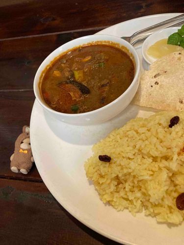 どうしても食べたかったカレー屋さんへ。本当に美味しくて感動する！スパイシーで刺激的なのに、体にいい感じがする😉　このサフランライスが美味しいの！