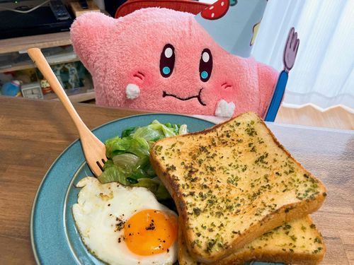 もぐ〜
(ガーリックトーストと目玉焼きとレタス)