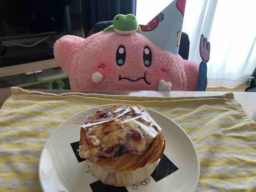 もぐ〜
(クリームチーズとベリーのデニッシュロール)